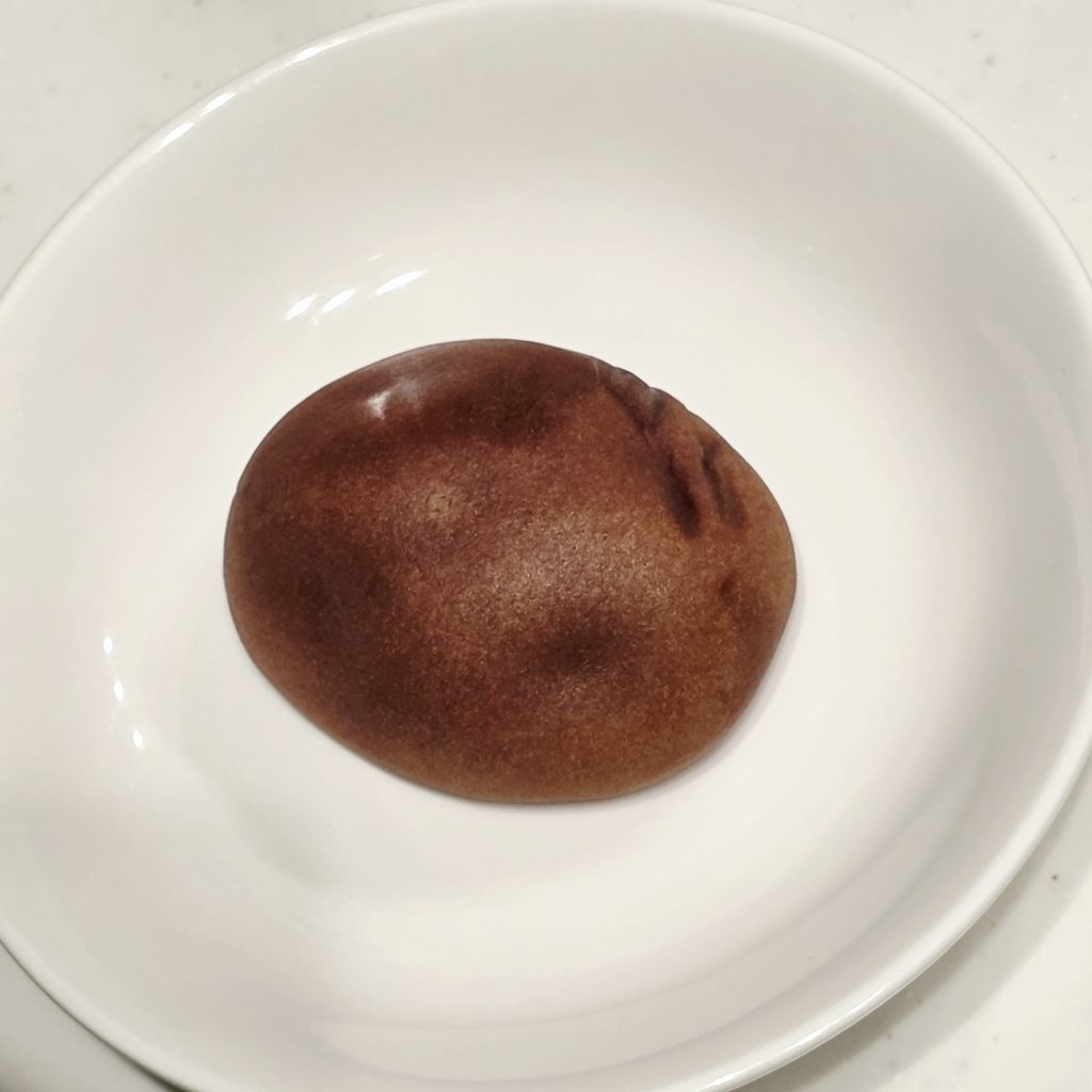 無印良品 安納芋まんじゅうを皿に出したところ